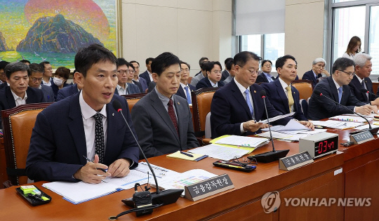 4일 국회 정무위원회에서 이복현 금융감독원장이 답변하고 있다. 사진 연합뉴스.